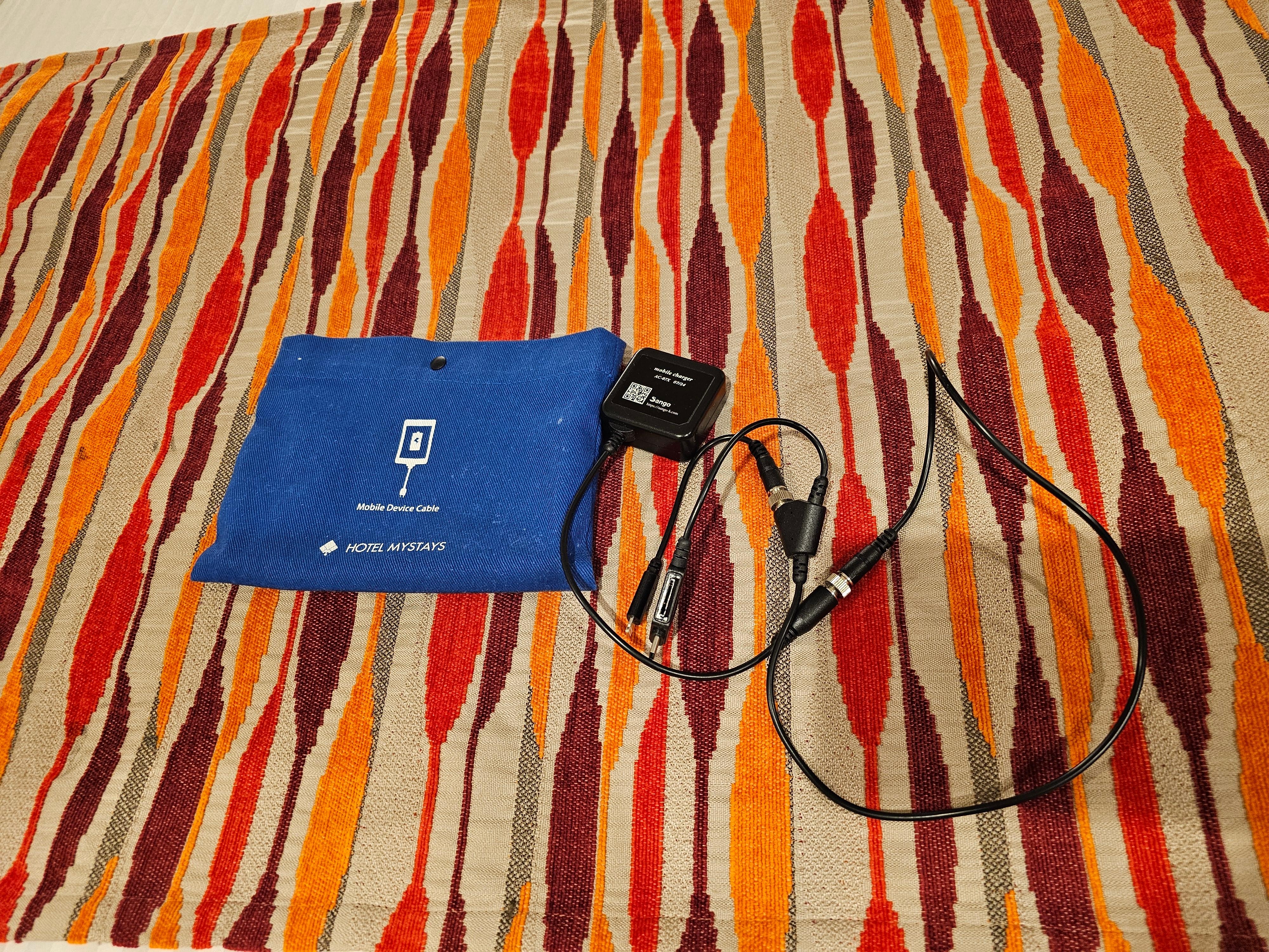 Universal cellphone charger