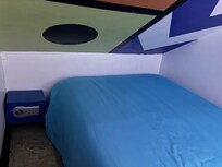 部屋は綺麗ですが、狭く窓がない。