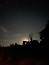 NĂ€chtlicher Blick auf die Ruine der Abtei hinter dem Garten.