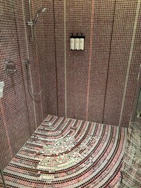 とても綺麗なタイルのシャワールームでした。