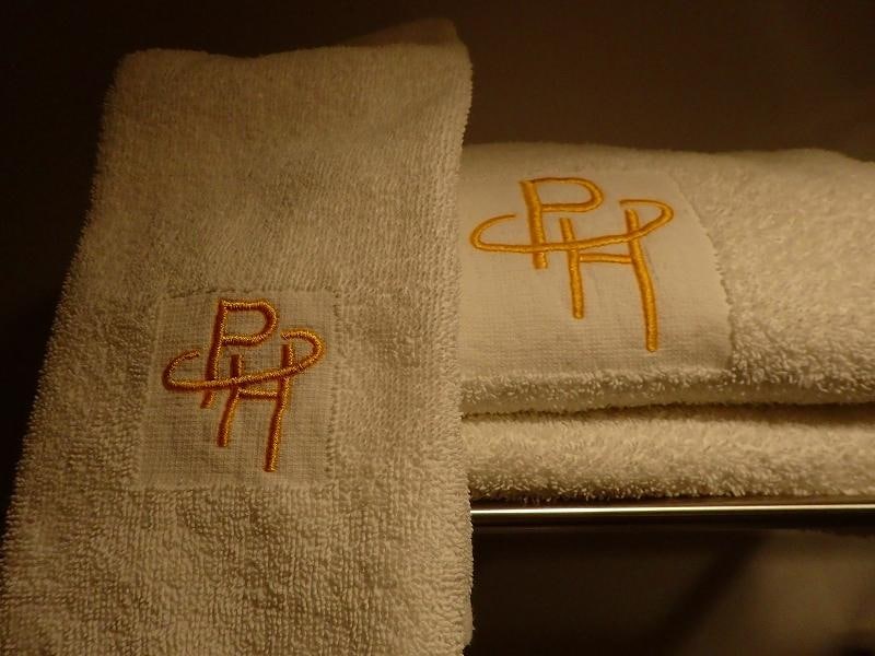 ホテルの頭文字がぬいつけてあるタオル