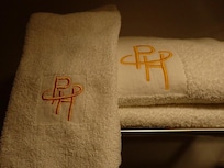 ホテルの頭文字がぬいつけてあるタオル