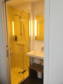 Very clean bathroom