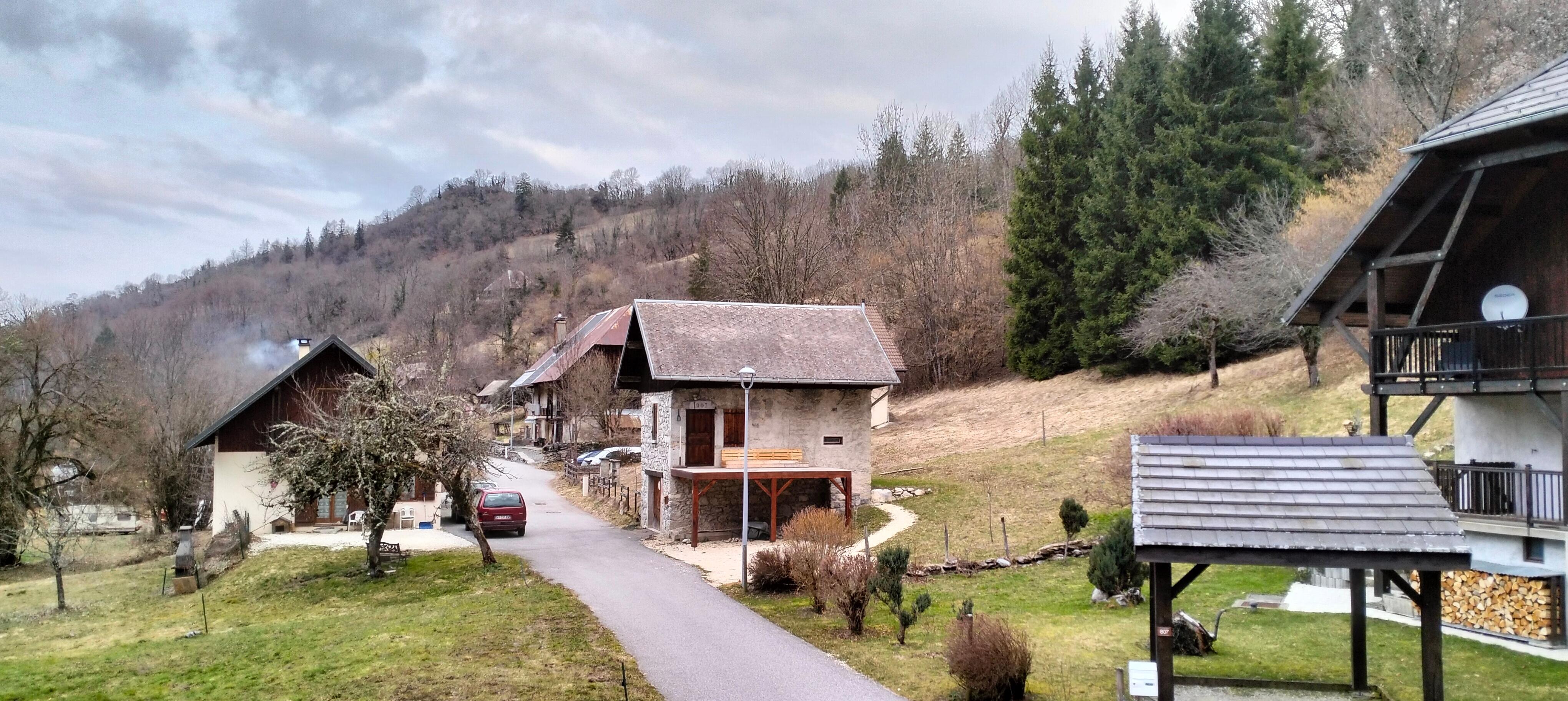 vue de la chambre et de la salle de bain 