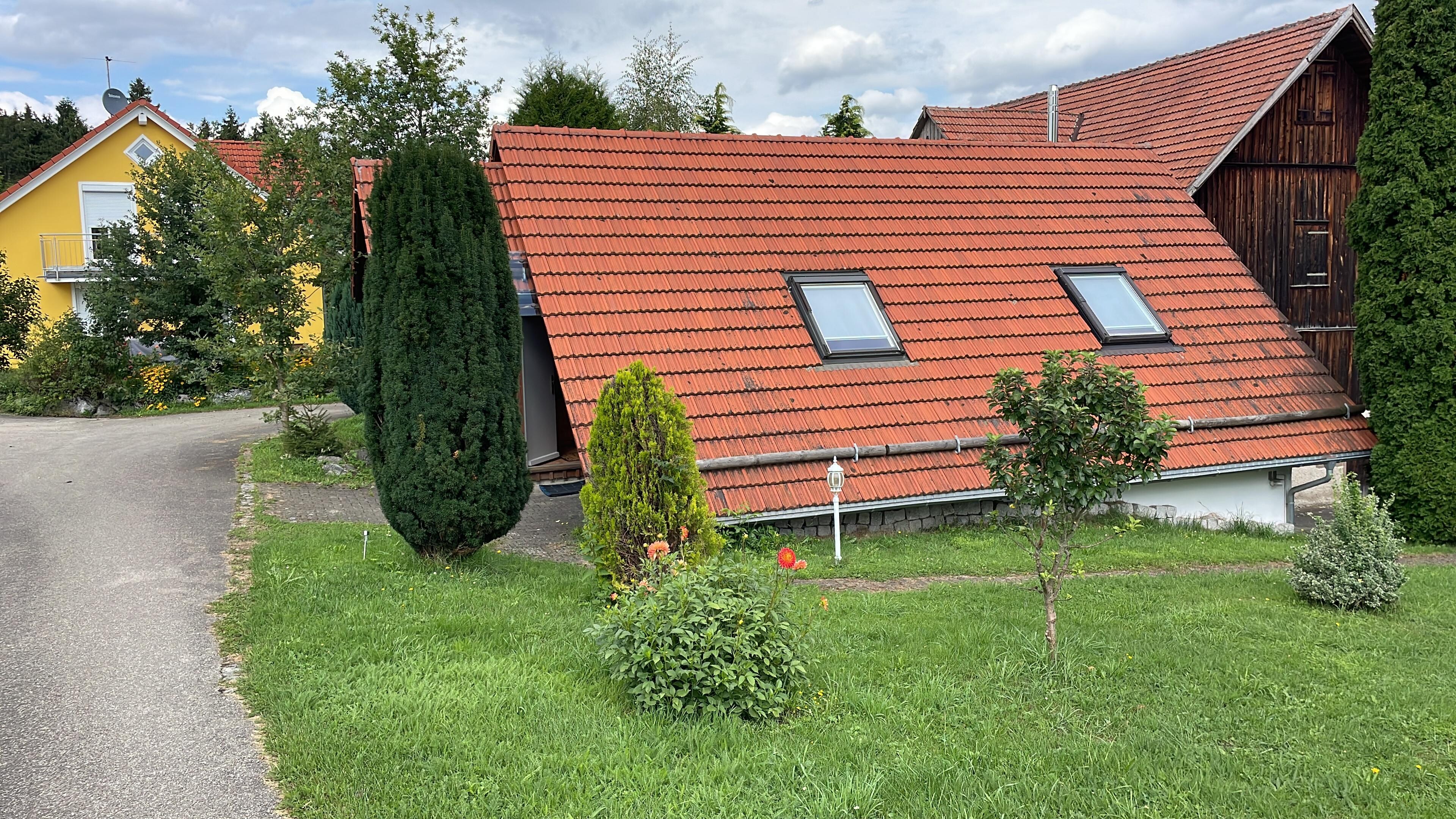 Het gele huis op de foto is van de eigenaar. Die wonen daar met z'n tweeën. Erg vriendelijke mensen.