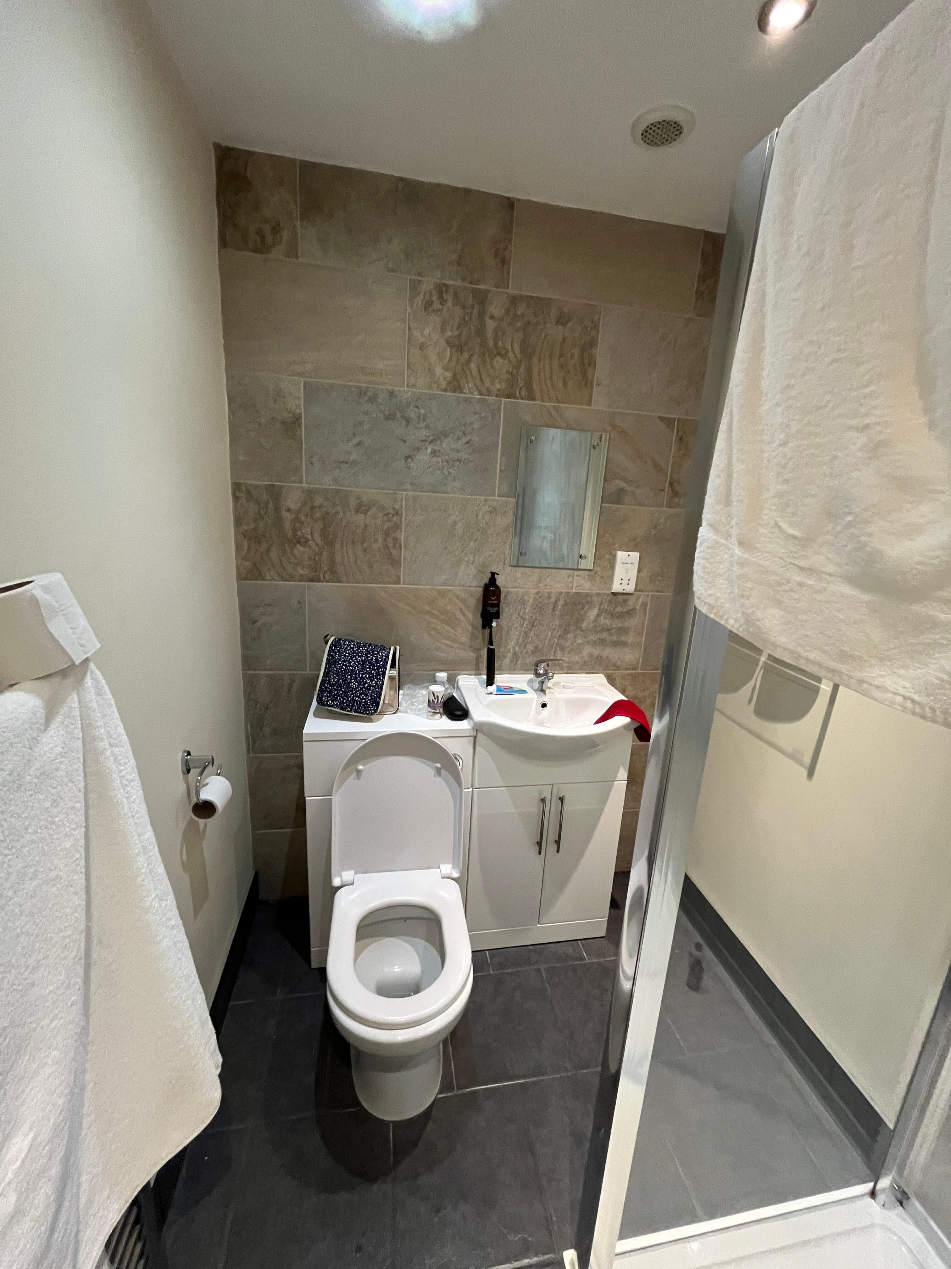 We liked the bathroom so I took pictures to show our plumber what we want in our new bathroom at home. 