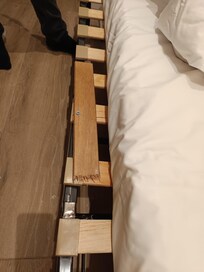 Réparation du lit d'appoint après avoir signalé le problème à notre hôte.
La réparation de fortune n'a pas tenue, notre fils à du coup dormi sur le matelas à même le sol durant le séjour