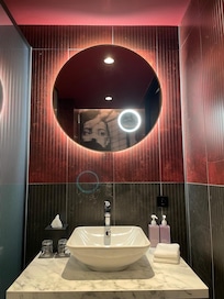 Very clean bathroom