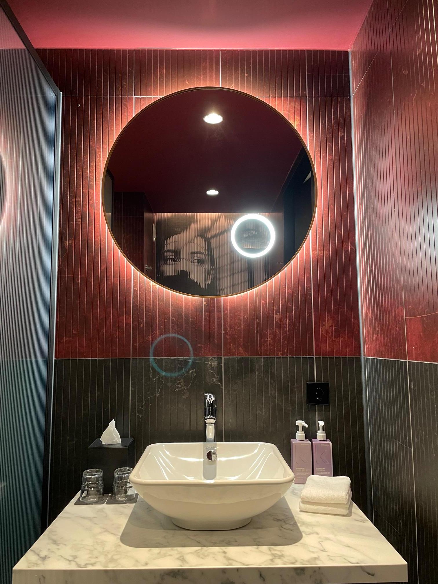 Very clean bathroom