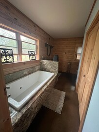 Jetted bathtub
