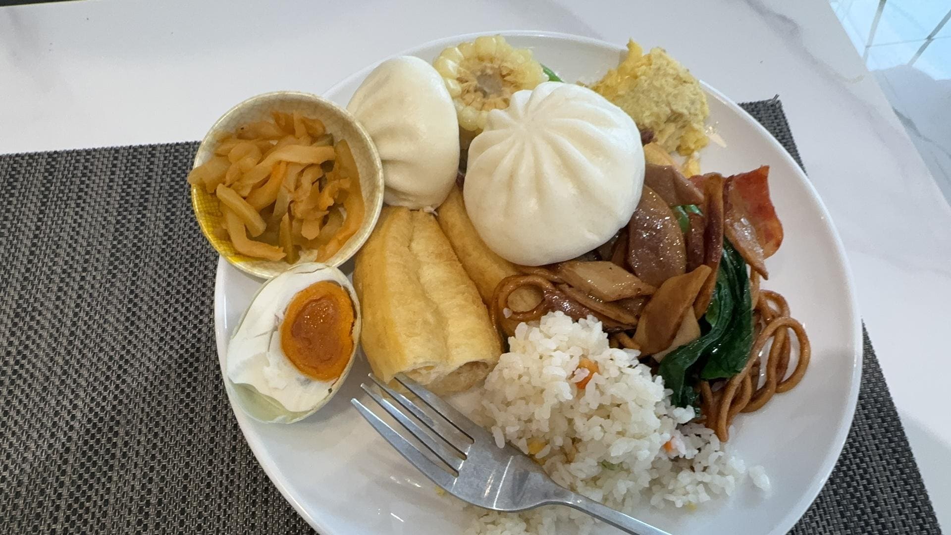 I liked the breakfast, which  including  traditional Chinese food , plus western coffee, salad and so on. nice!!!