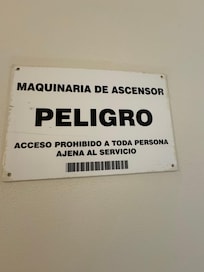 Hissmotorn till personalhissen gick av och på så att sömnen blev störd.