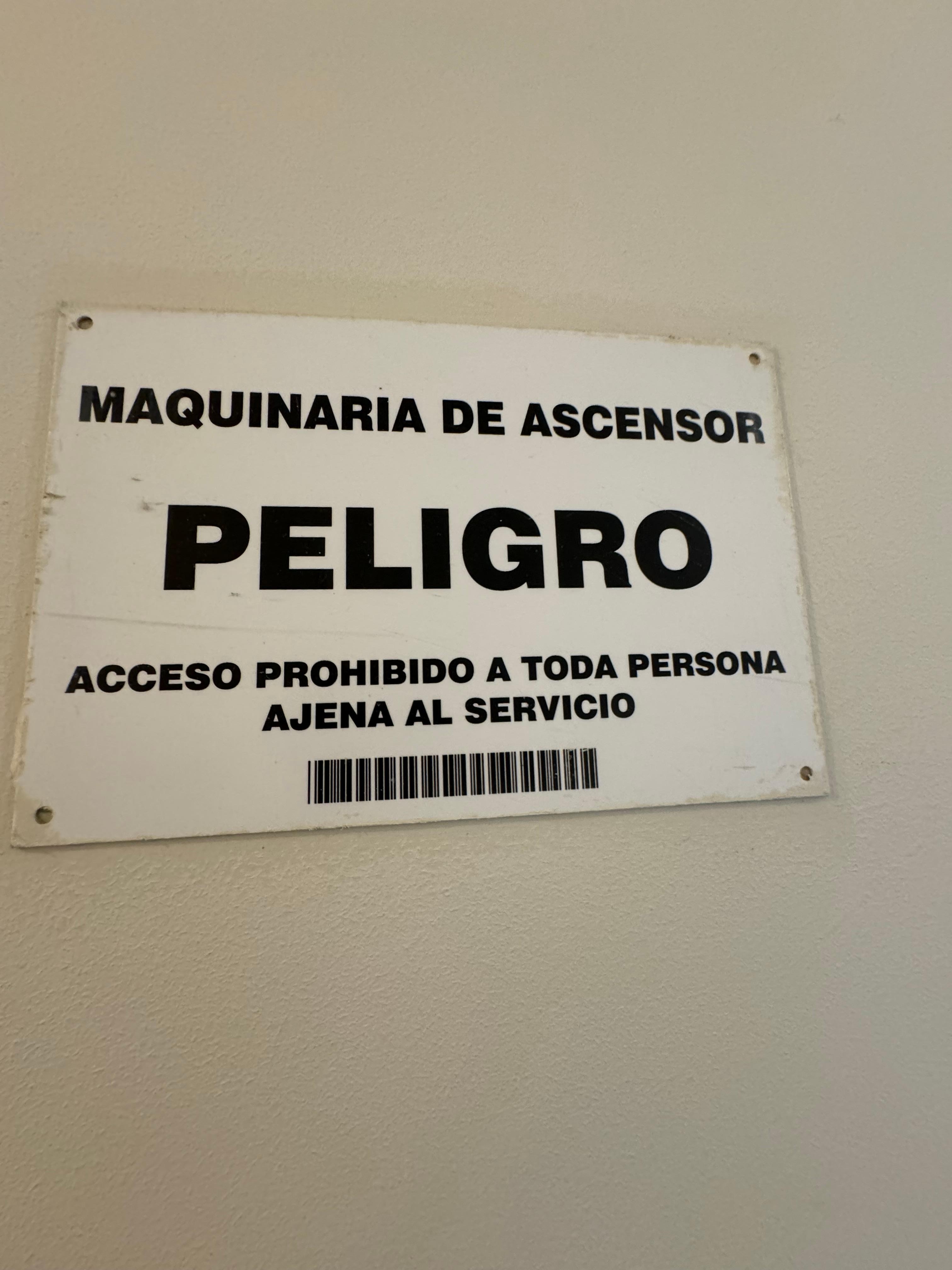 Hissmotorn till personalhissen gick av och på så att sömnen blev störd.