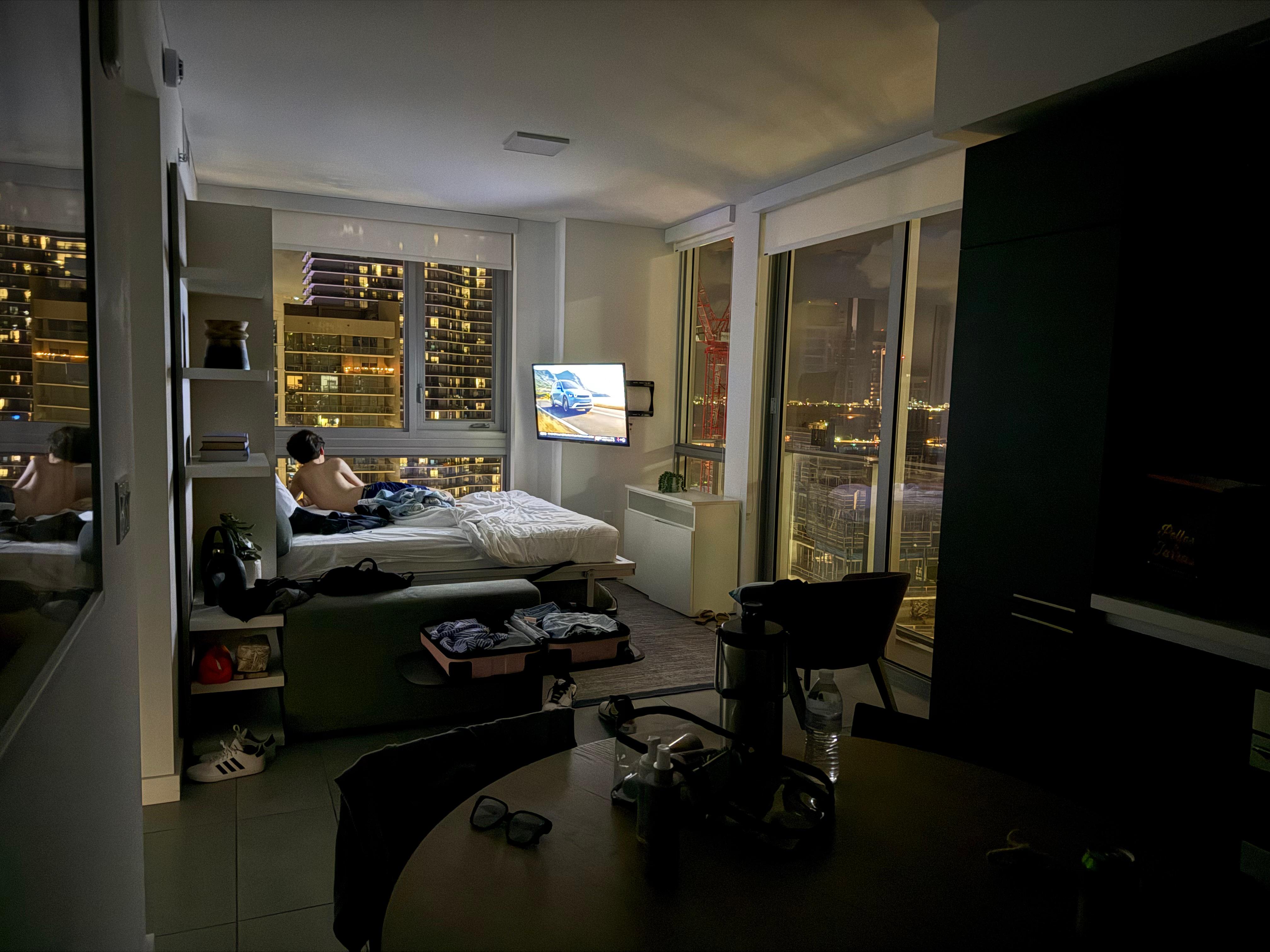 One bedroom corner apt on 31st floor 
