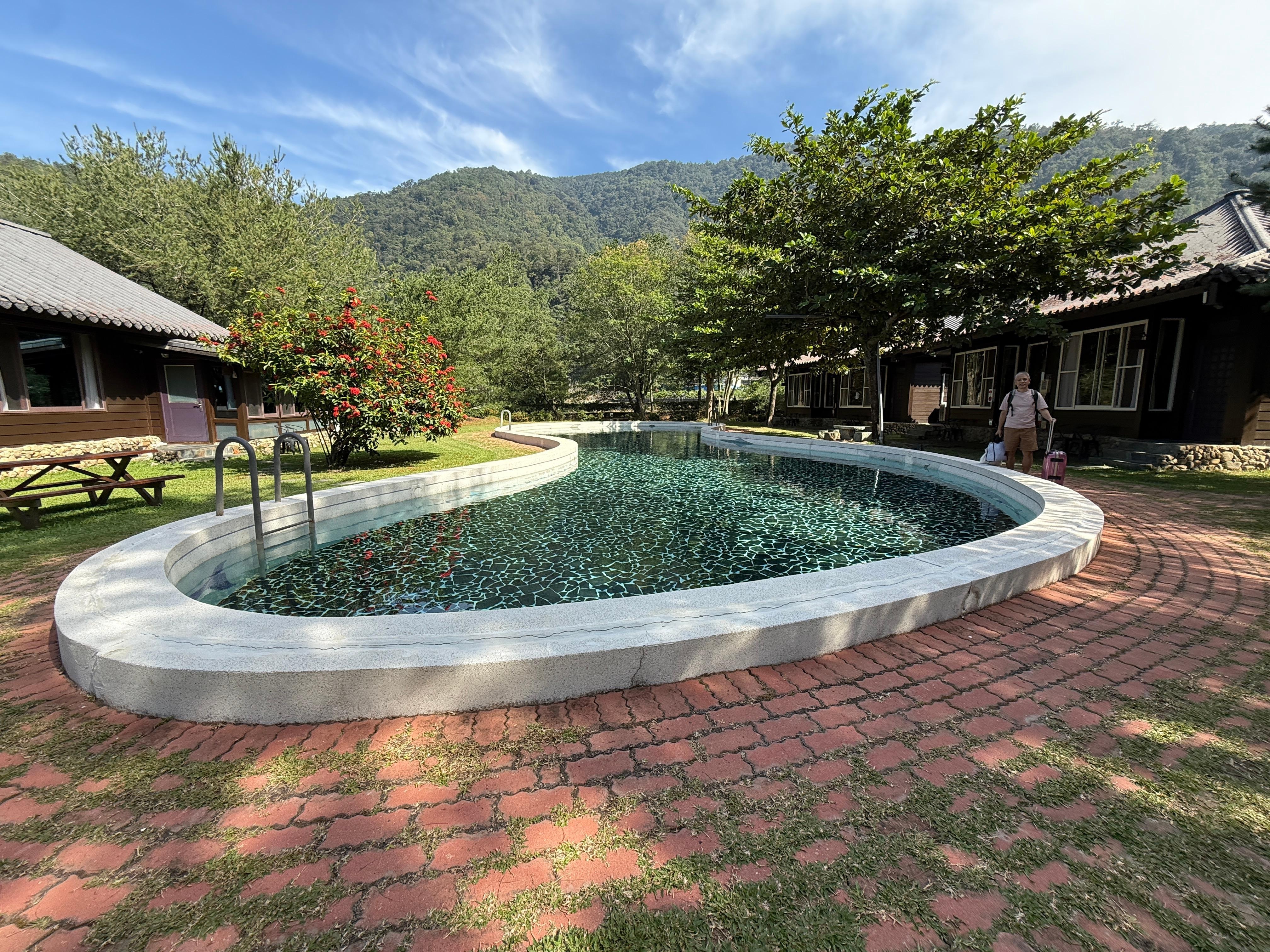 游泳池水非常清澈，非常適合親子共遊