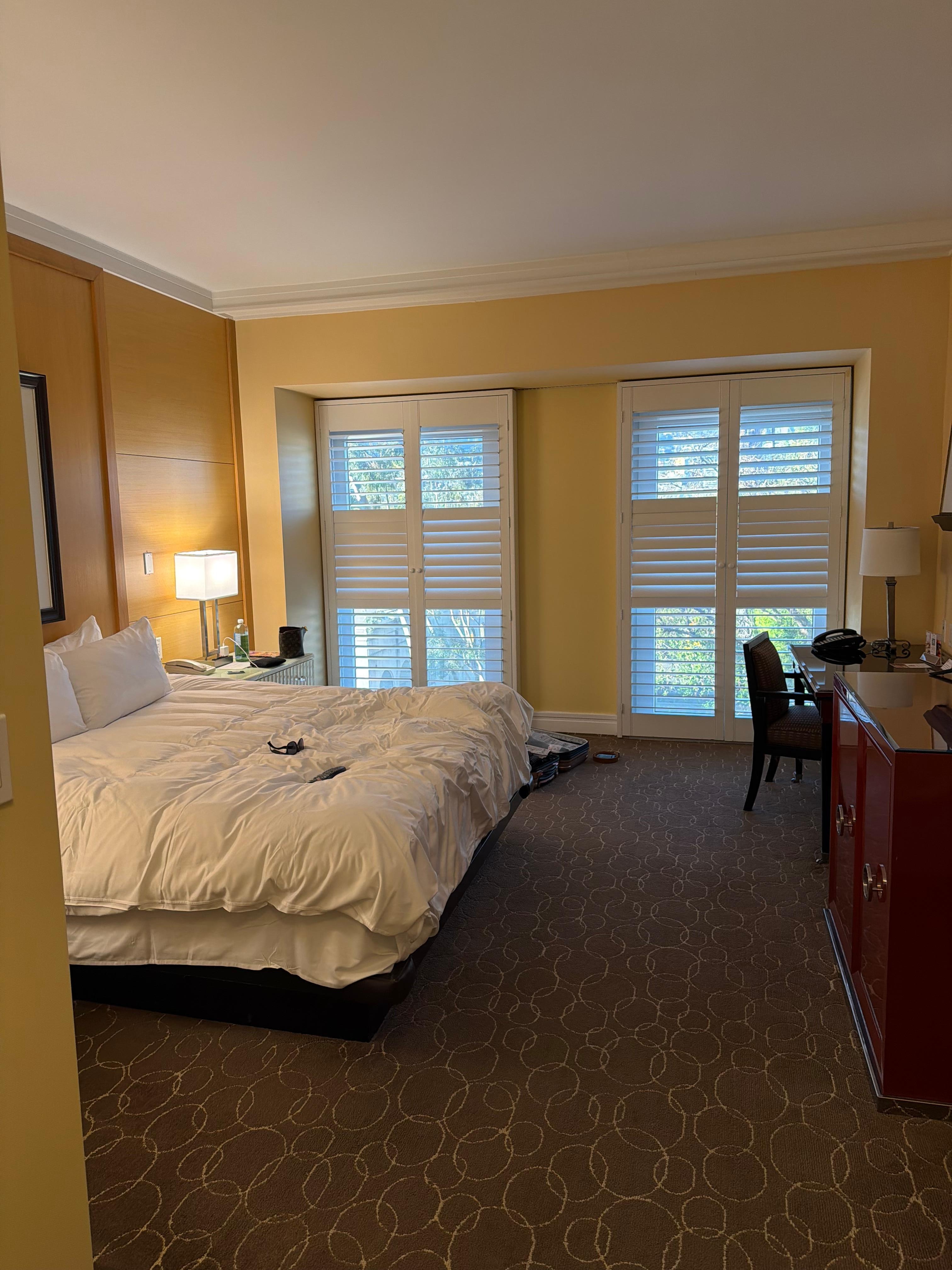 Further back view of room-you can’t open windows