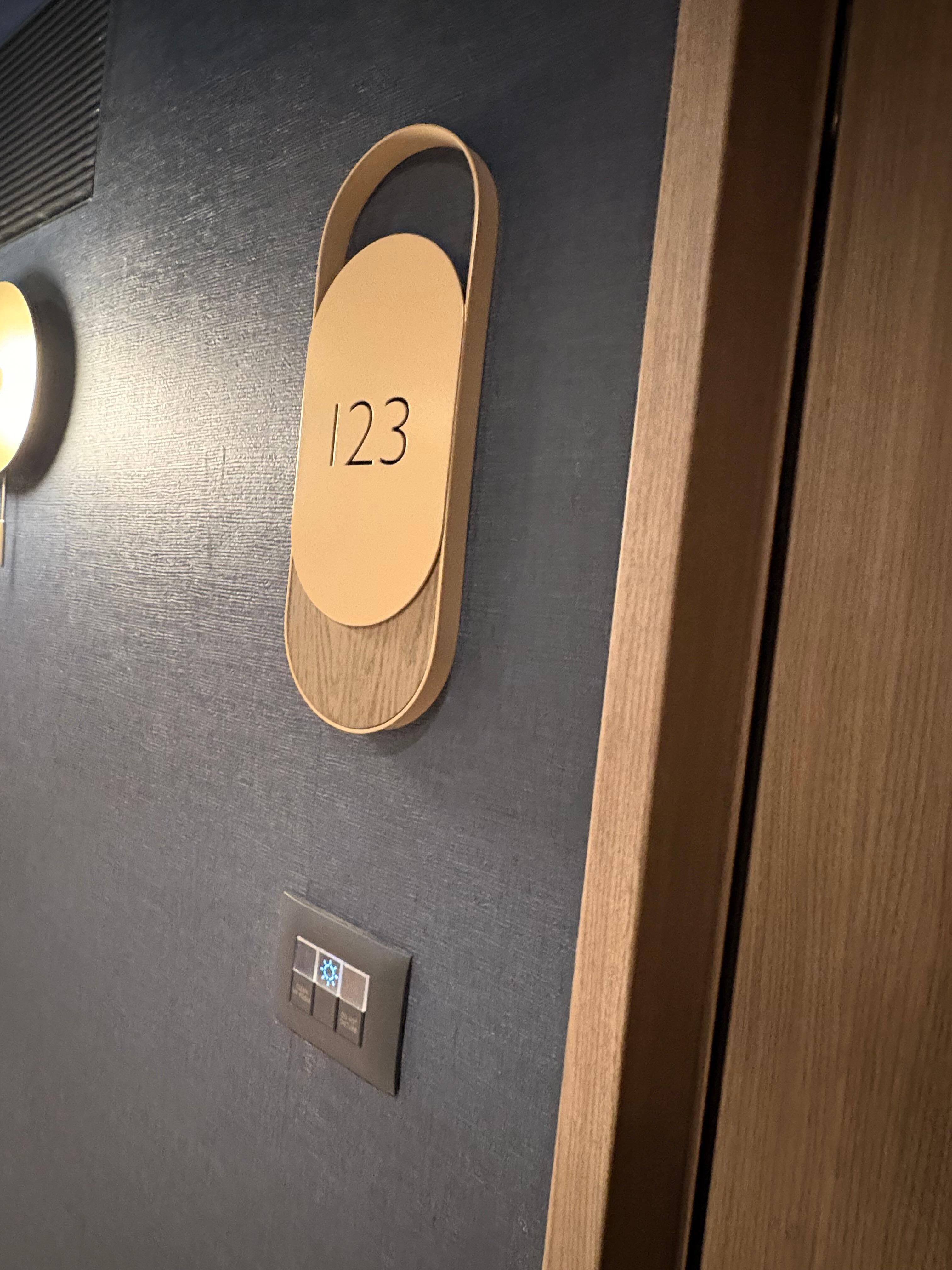 Single king bed room with view on the exterior pool.