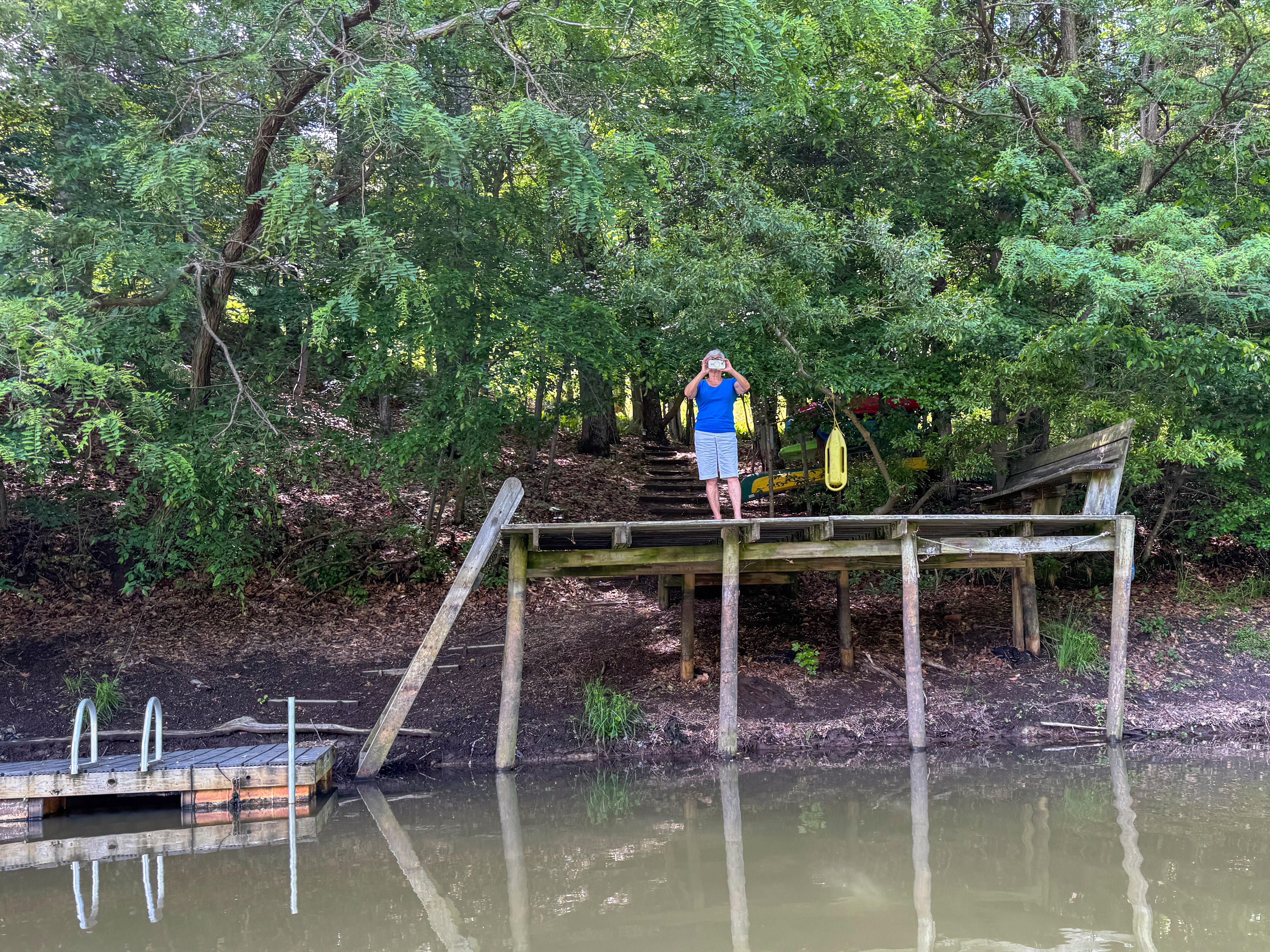 Nice floating ramp to tie up canoe but difficult to get owners kayaks or canoe down to the lake.