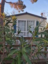 Le mobile home et sa terrasse