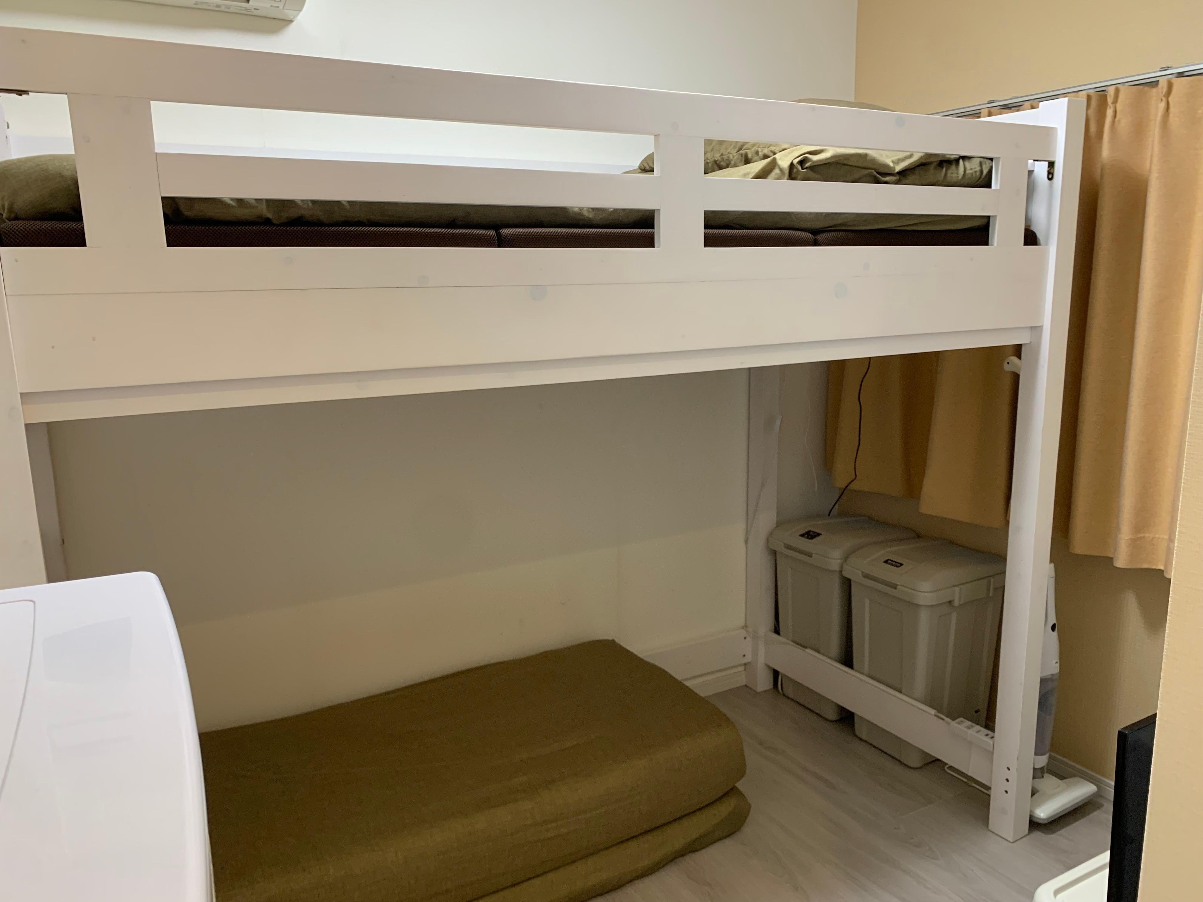 下に折り畳まれているマットはセミダブルサイズくらい。