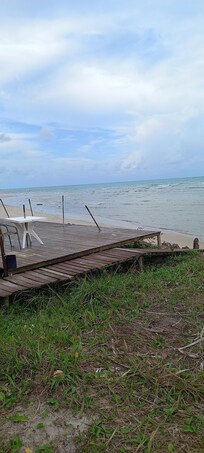 Deck sem manutenção, pessoas idosas não conseguem ir para a praia, a minha mãe foi pq é bem ativa!