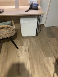Schreibtisch mit Kühlschrank