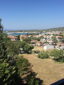 Kahvaltı terasındaki ada manzarası