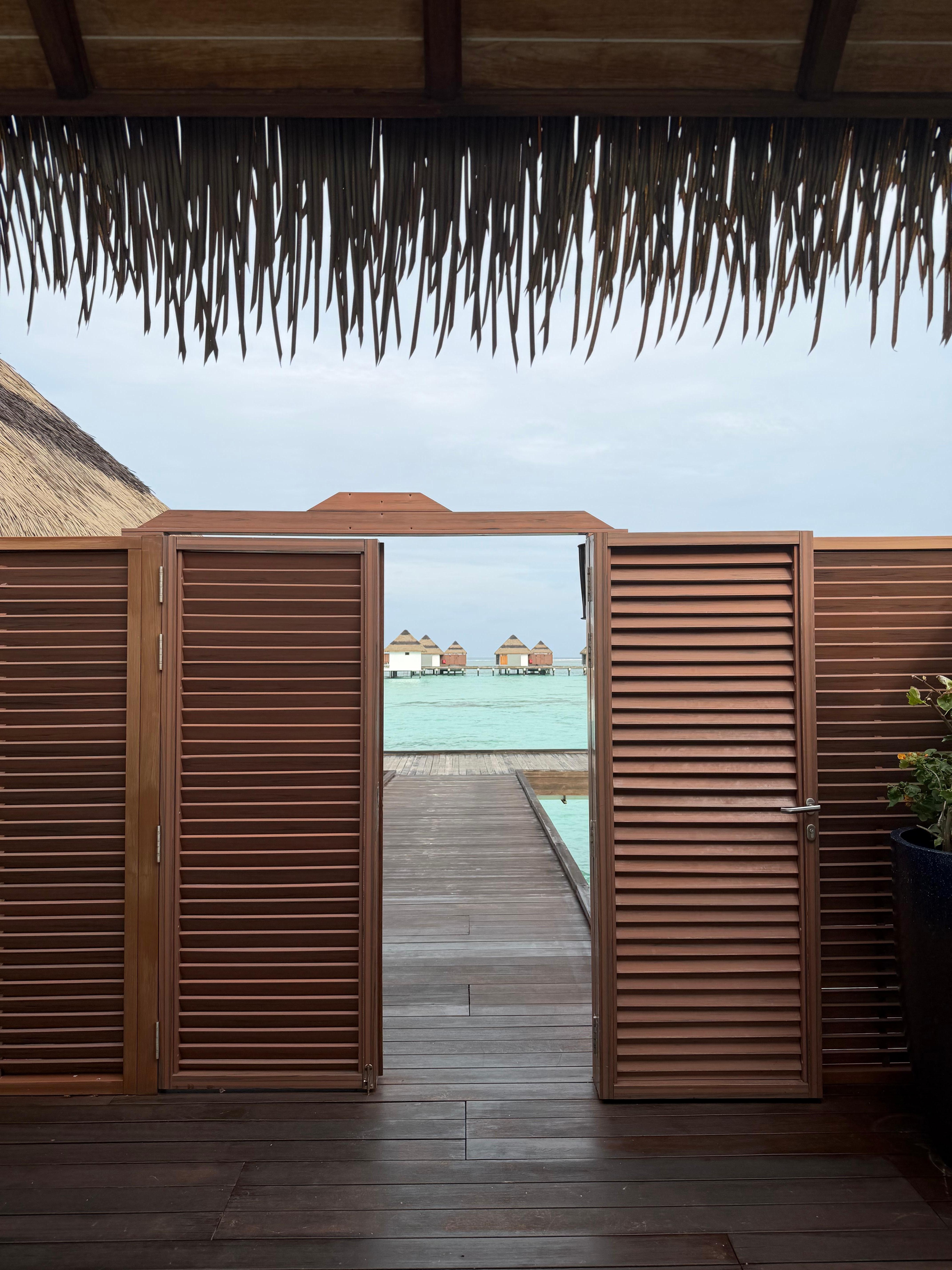 Vue de la terrasse sur l’entrée de la villa