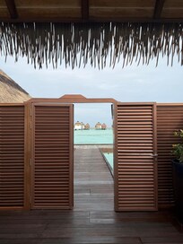 Vue de la terrasse sur l’entrée de la villa