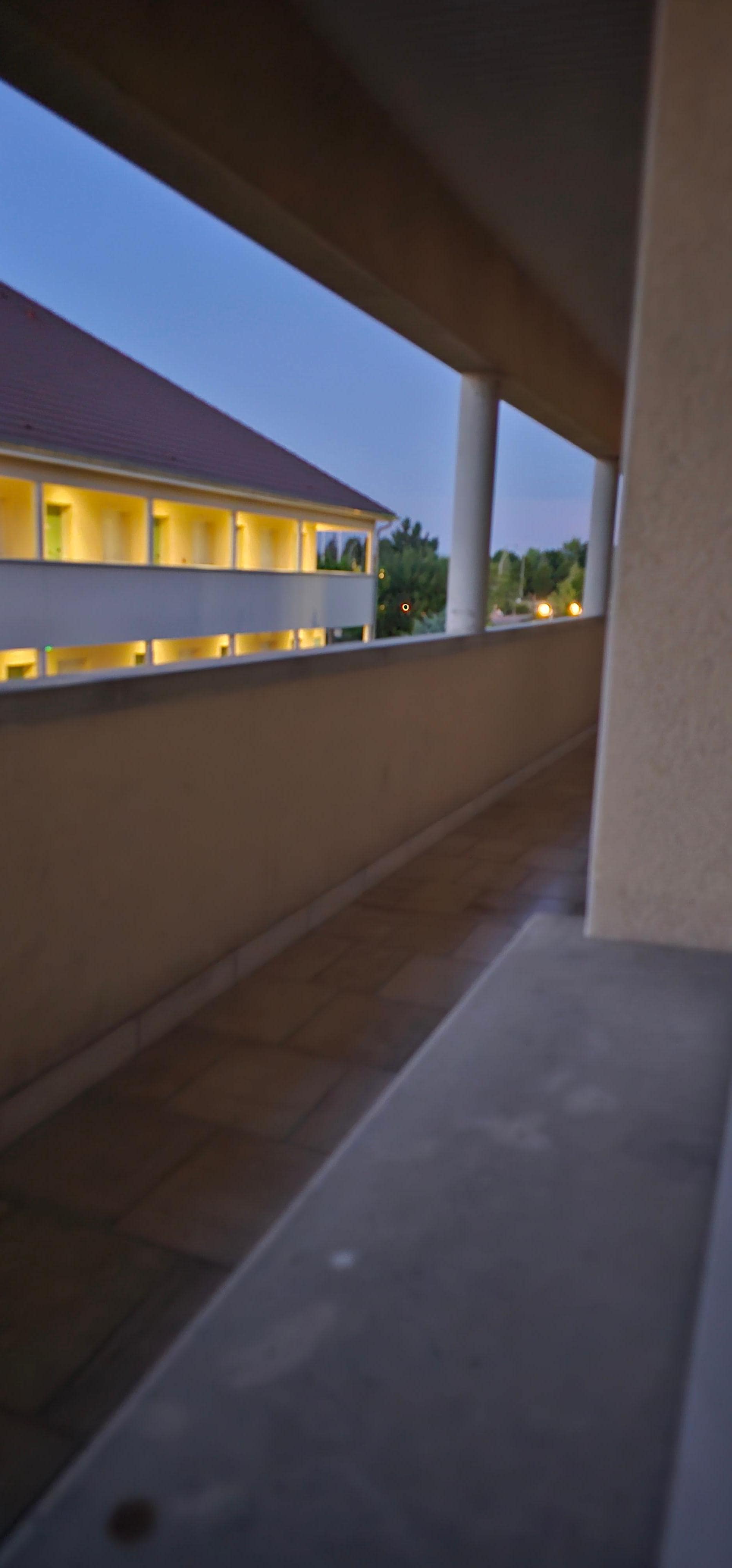 Vue de ma fenêtre  on voit bien le couloir comment dormir en sécurité et intimité dans la chambre