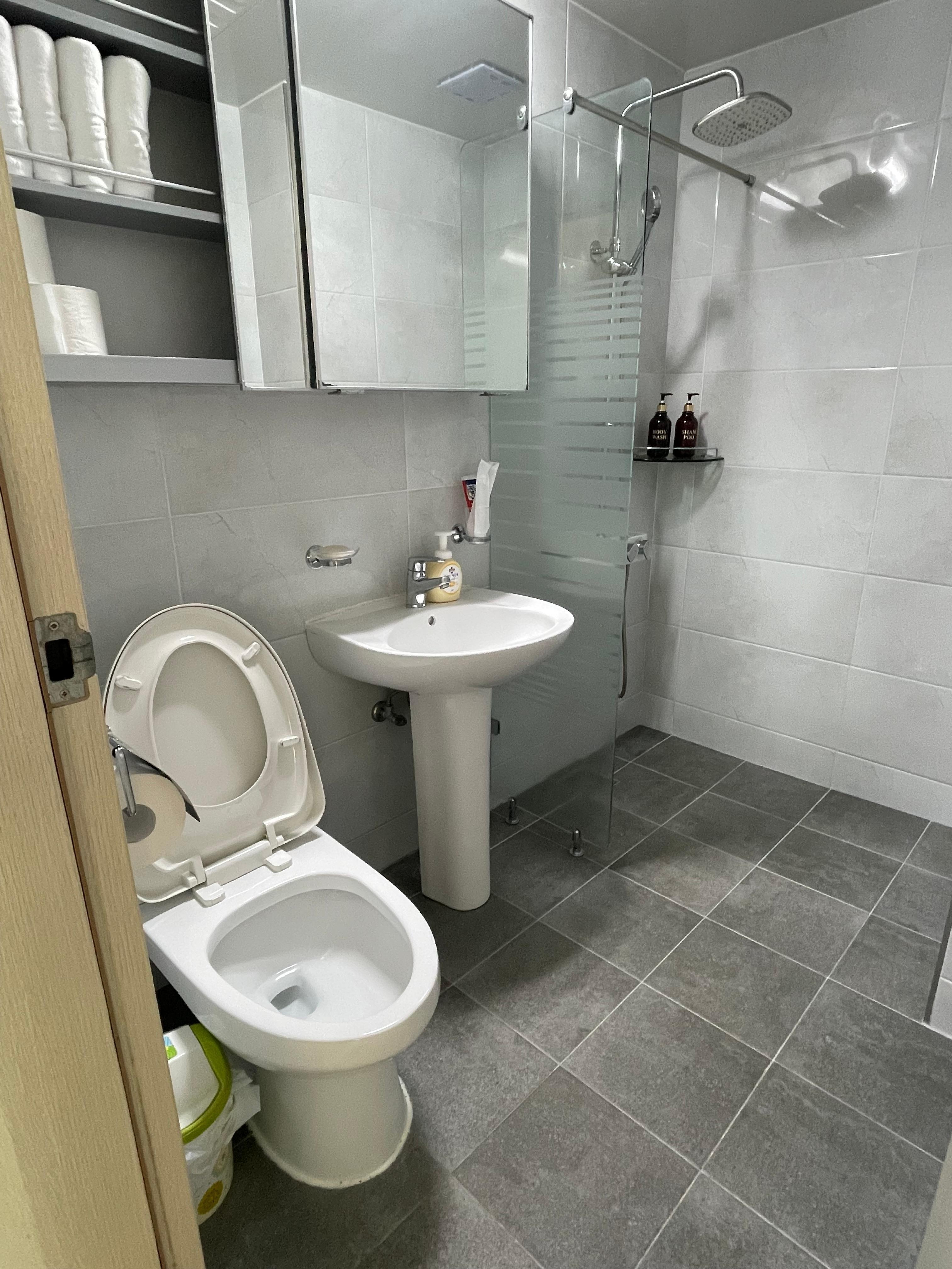 화장실도 깨끗하고 샴푸와 바디워시 구비되어있고 1회용 칫솔도 있었음