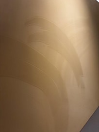 passage d'une la main sur le mur pour voir apparaitre l'humidité