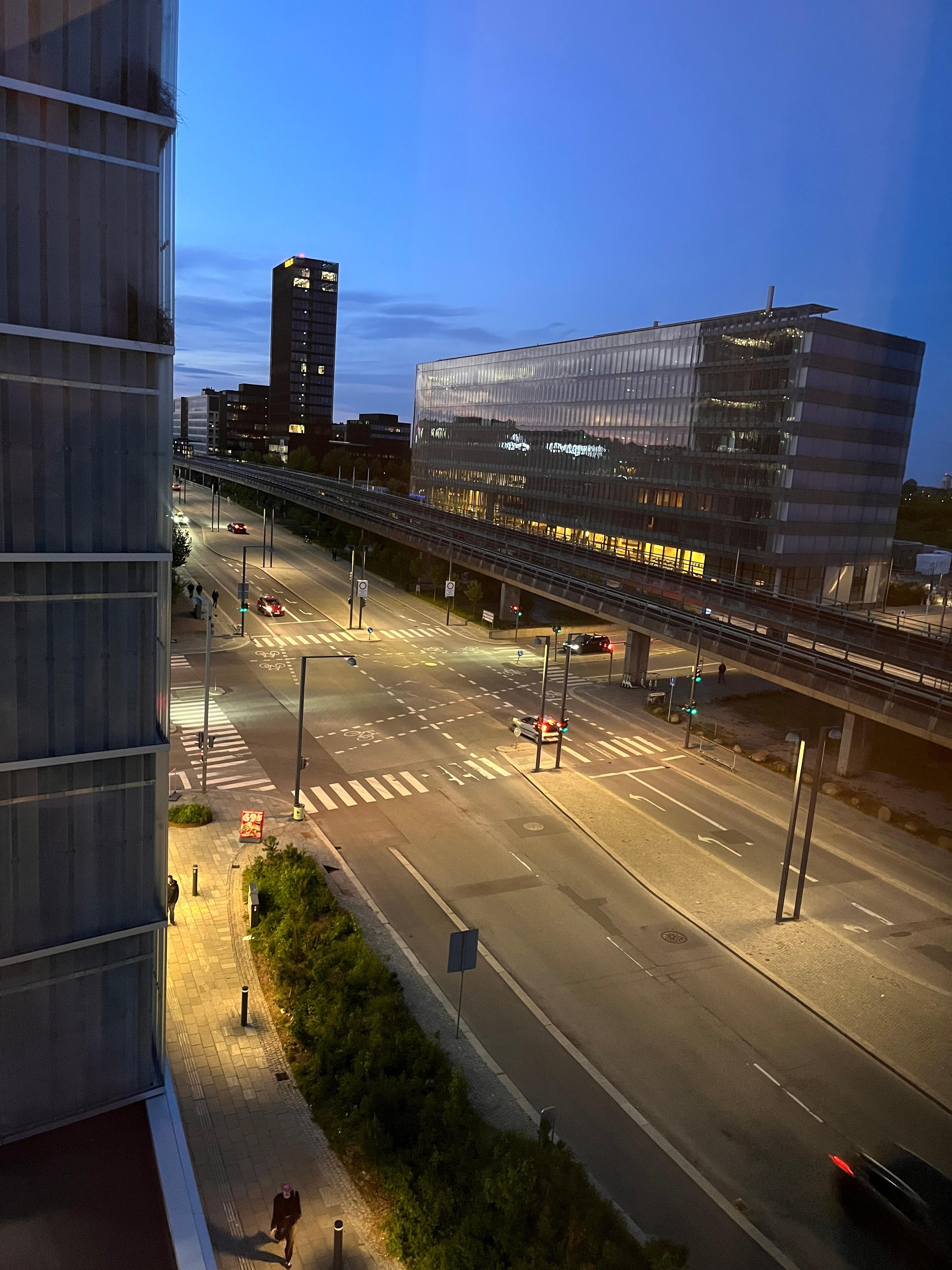 Utsikt från vårt rum #400. Relativt lugnt område för att vara mitt i centrum