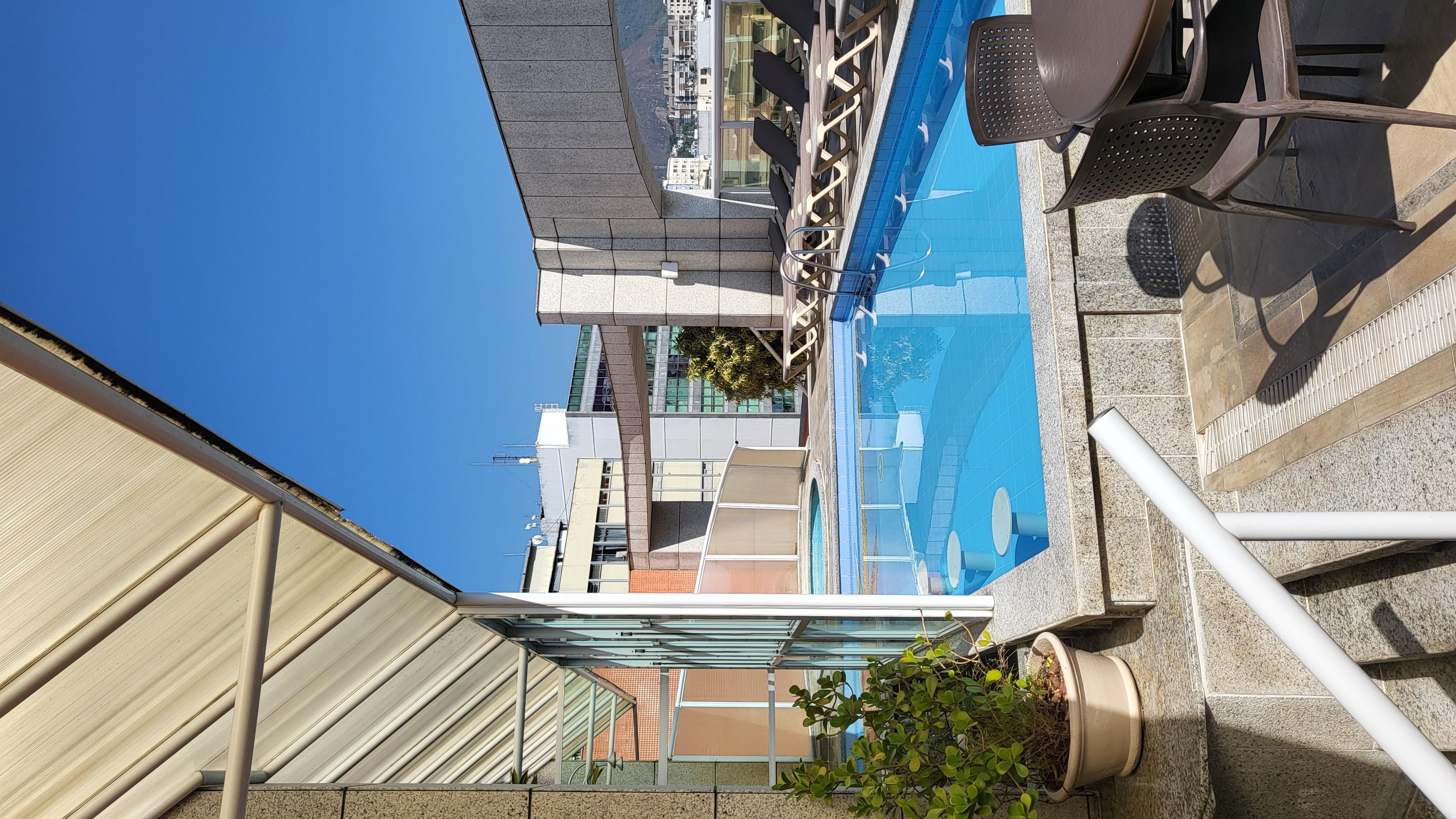 Terraço c/ bar, piscinas p/ adultos e crianças e sauna