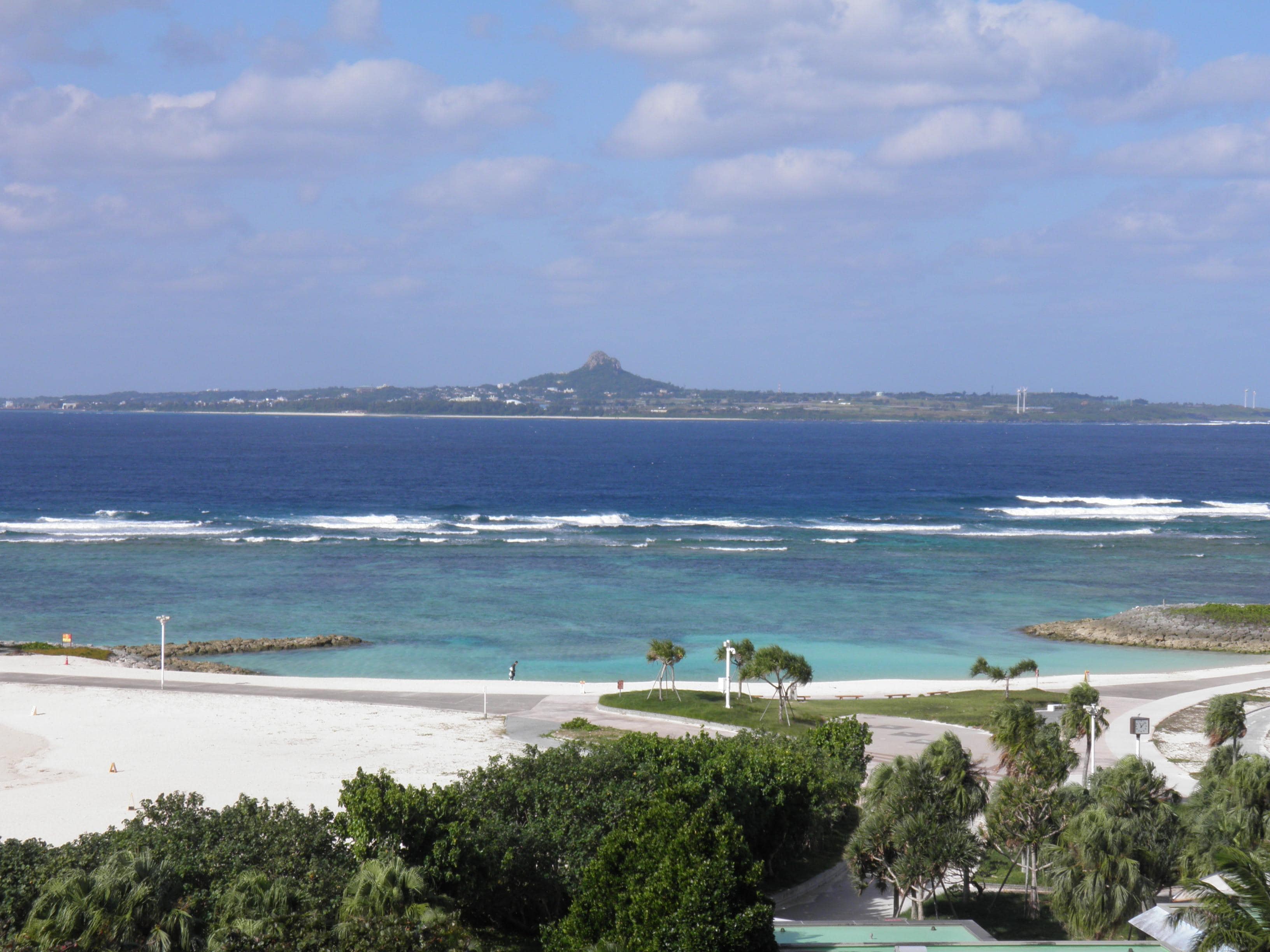 海洋博公園付近から伊江島（タッチュー）を望む