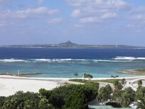 海洋博公園付近から伊江島(タッチュー)を望む