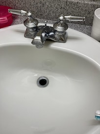 Sink and bathtub with no stomper.