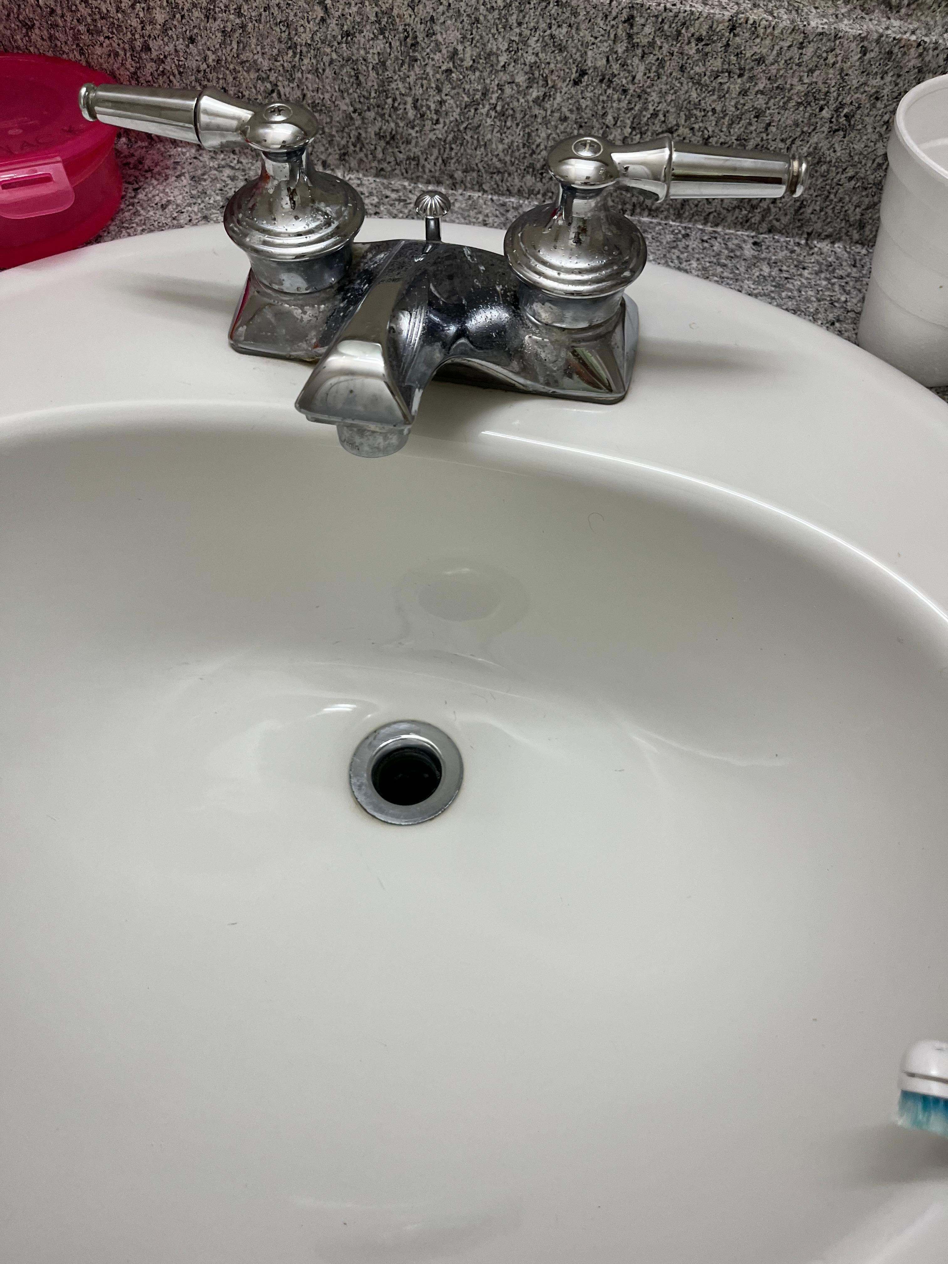 Sink and bathtub with no stomper.