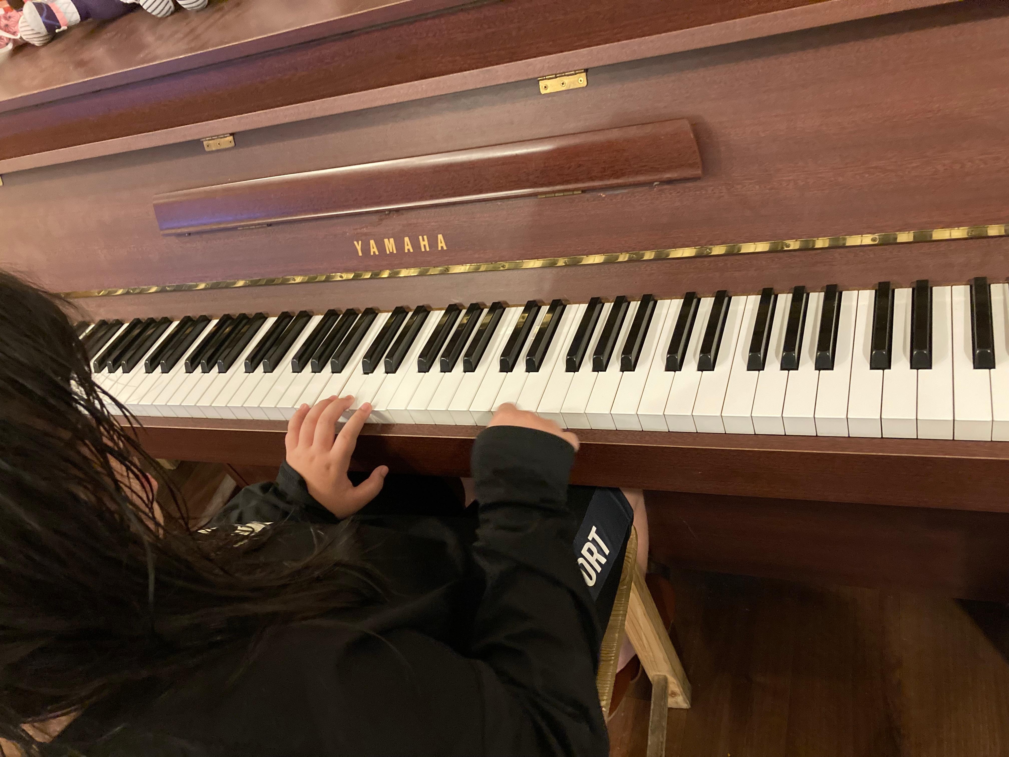 共有スペースにピアノがあって自由に時間内なら弾ける！