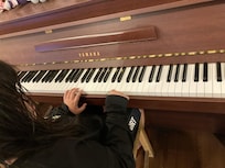 共有スペースにピアノがあって自由に時間内なら弾ける!