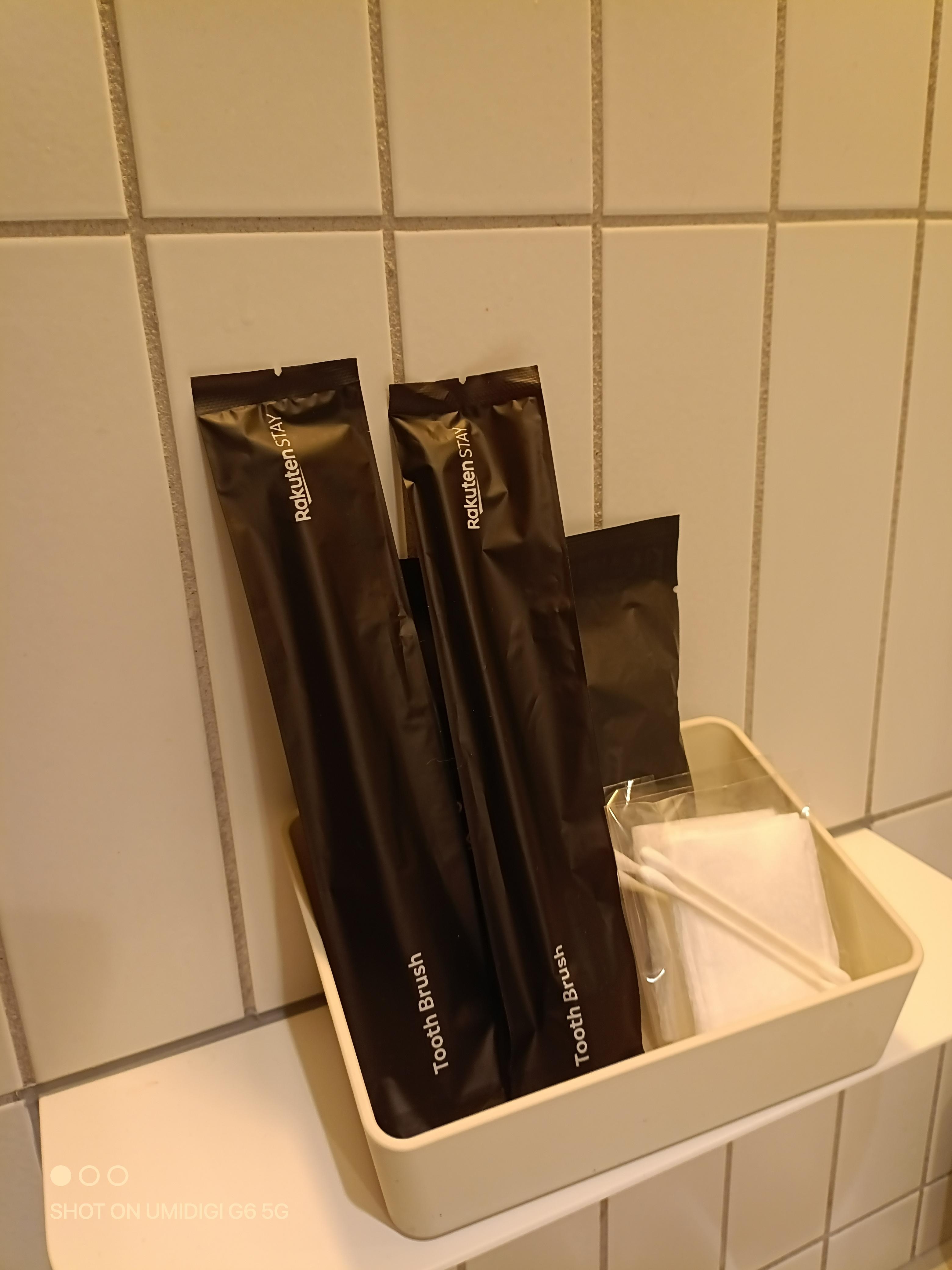 室内洗面所の備品（歯ブラシ、ボティータオル、綿棒）※髭剃りなし