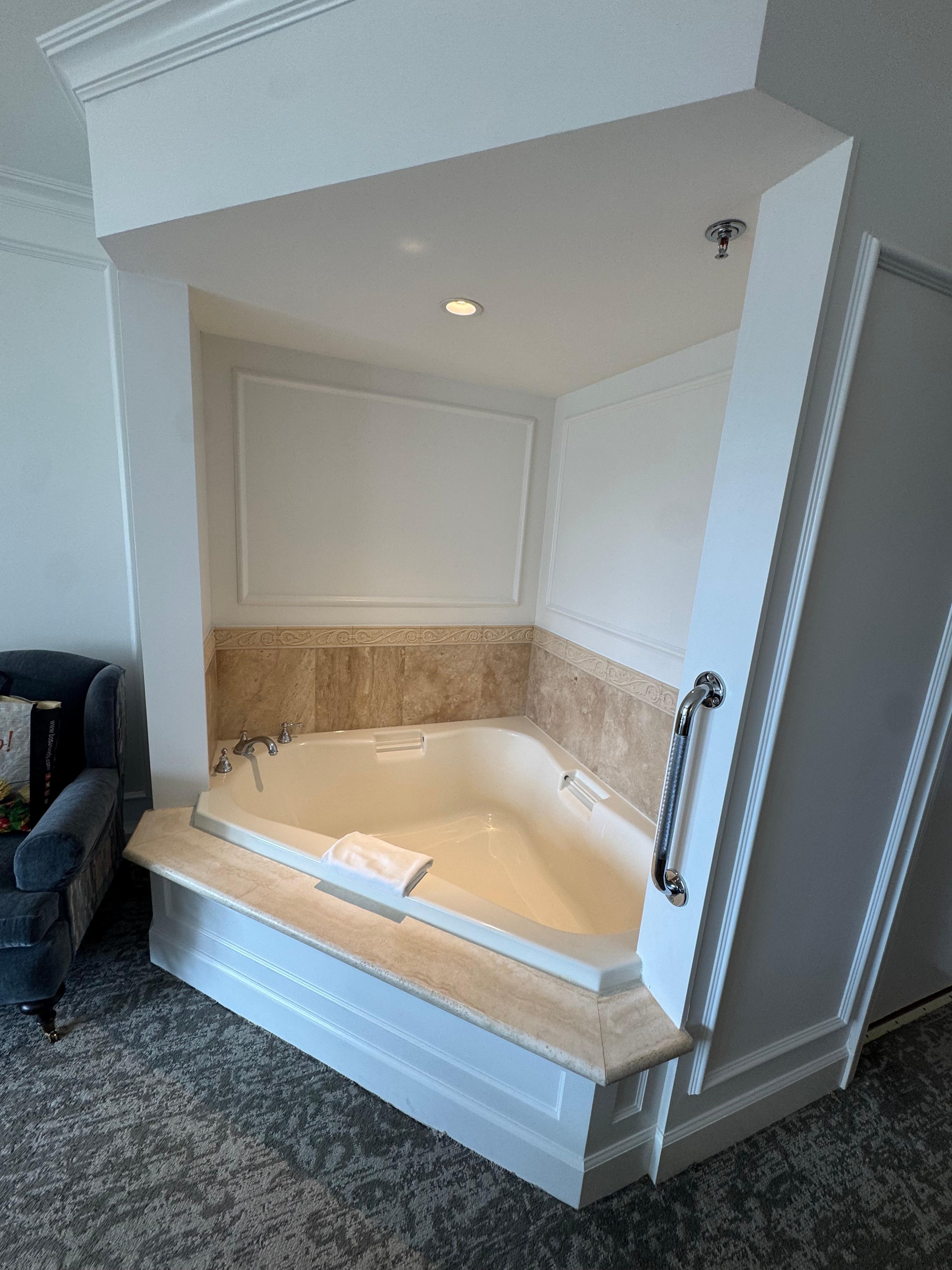 Large tub in room 
