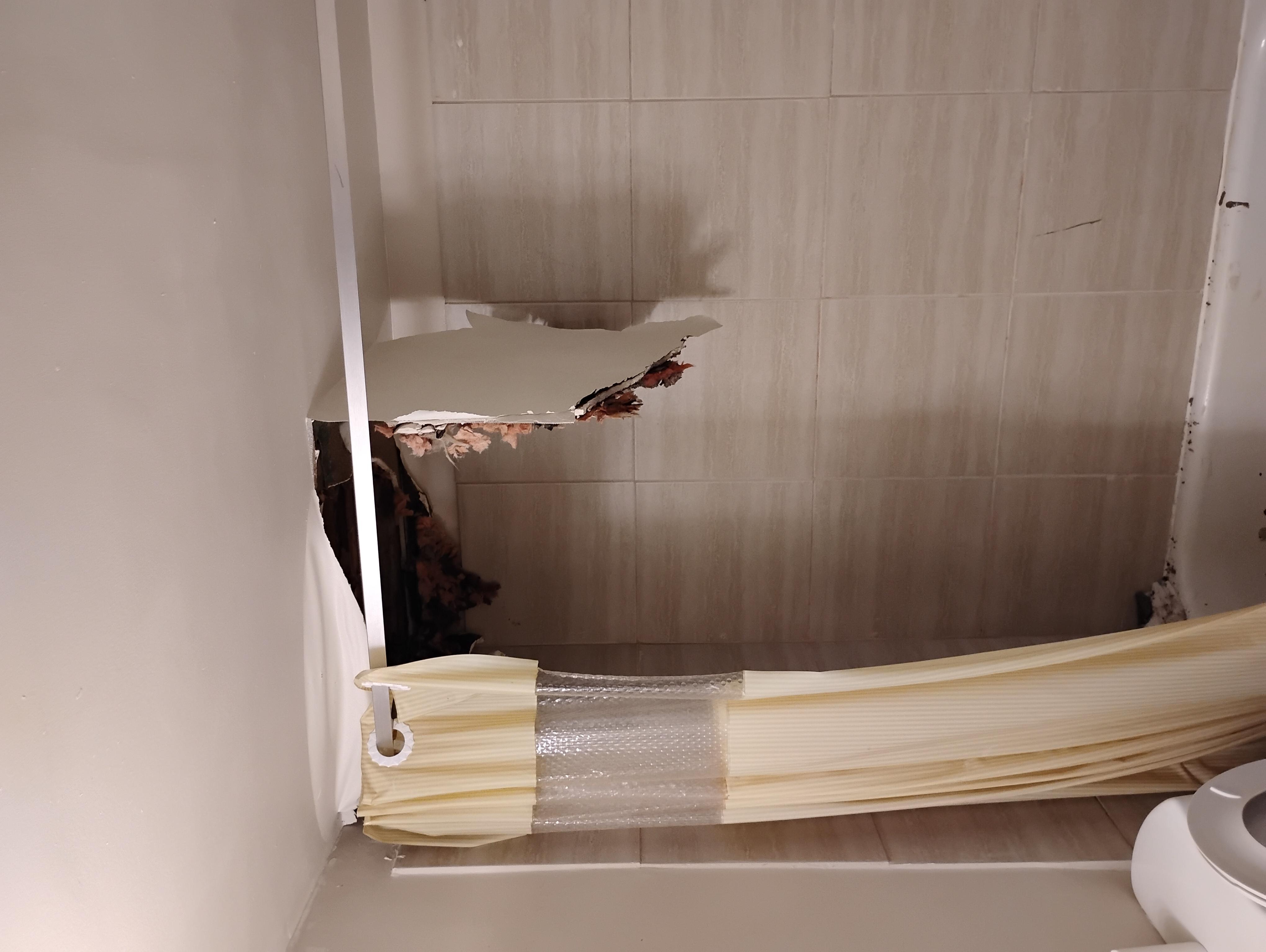 Bathroom ceiling fell down during my second night. I want my refund from expedia cayse property charged me at check in as Ii had no option I had to pay fo Rd 4 nights again.
