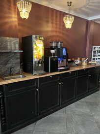 Máquina de suco, água e máquina de café