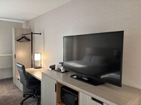 Even the back of the TV was clean!