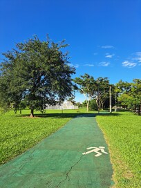 Parque existente do outro lado da pista do aeroporto, na frente do hotel.