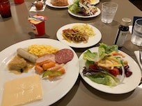 ビュッフェ朝食、新鮮な野菜が嬉しい。