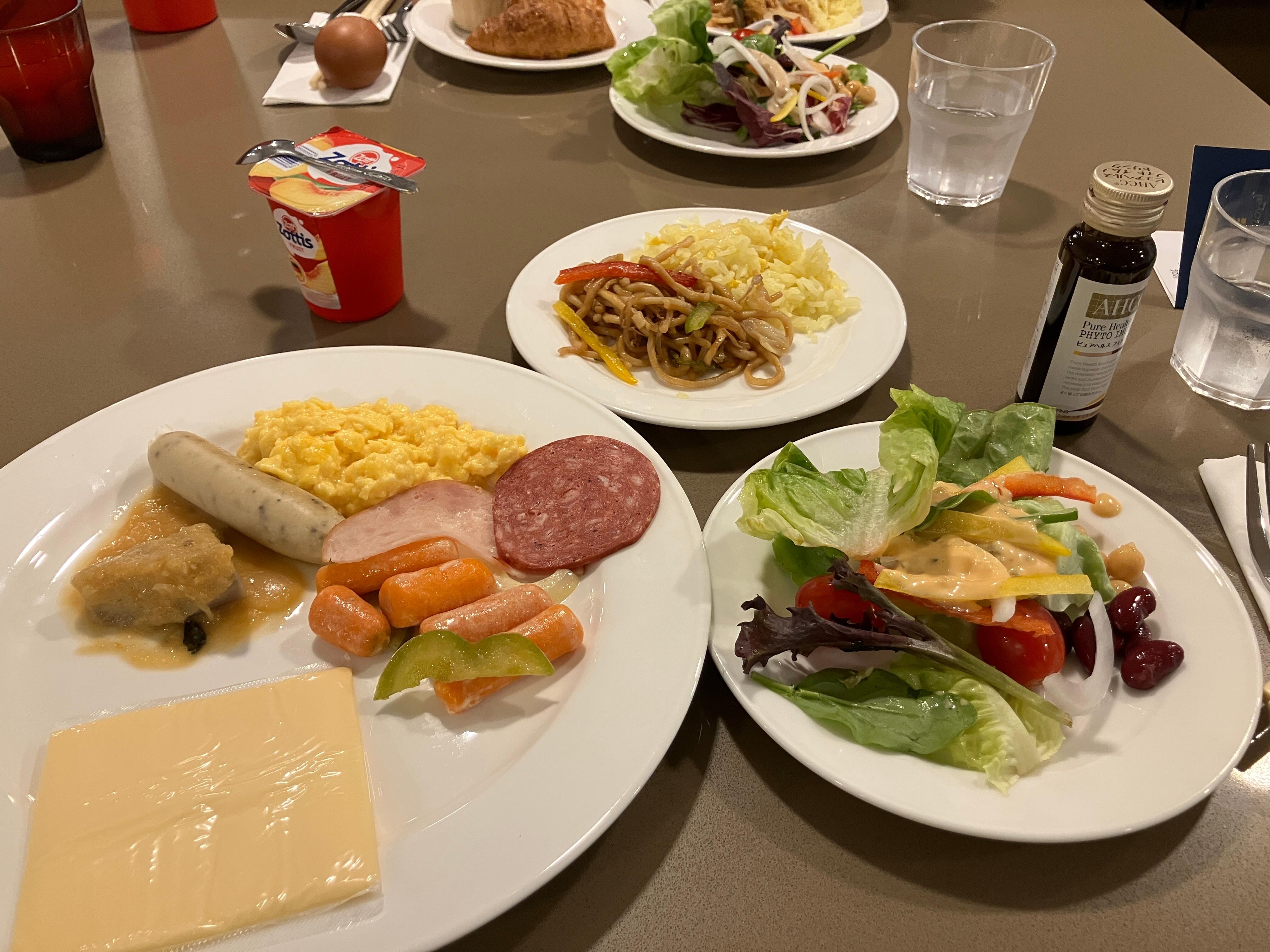 ビュッフェ朝食、新鮮な野菜が嬉しい。