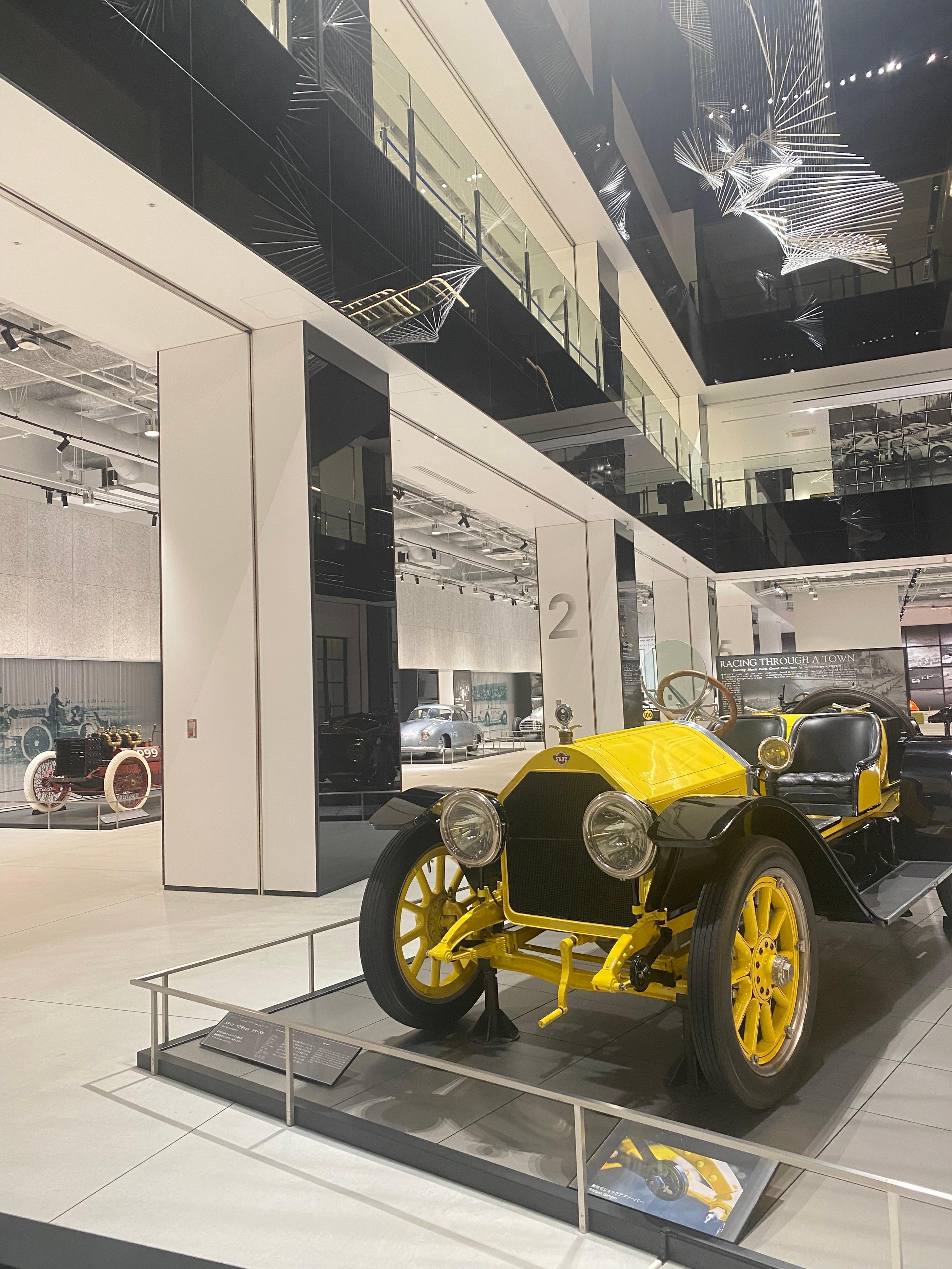 かっこいい車の展示