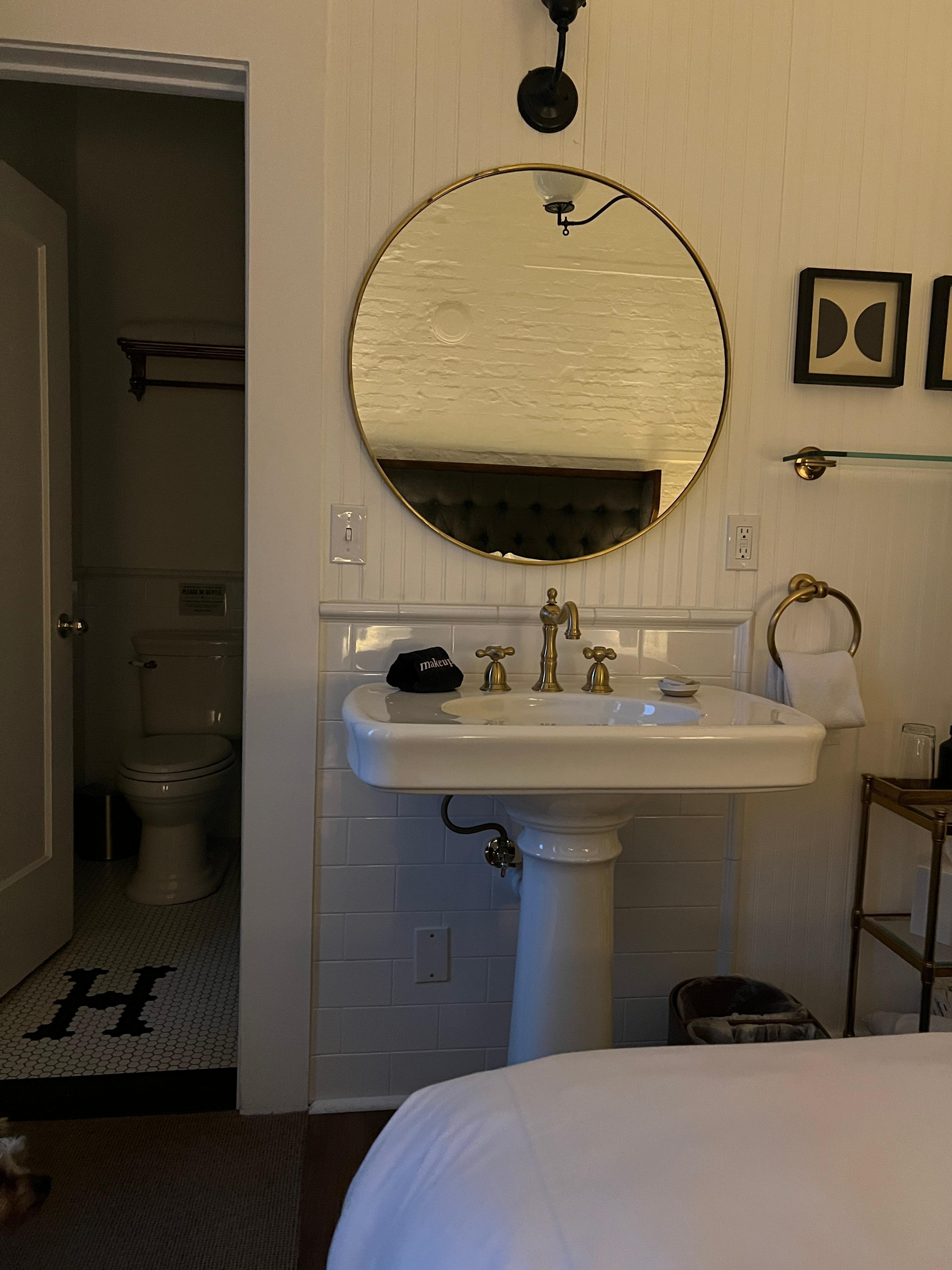 The sink at the foot of the bed 